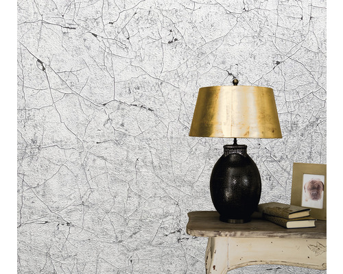 Papier peint à motif craquelé à côté d''une lampe de table et d''un cadre photo