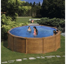 Holzpool im Garten mit spielenden Kindern