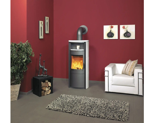 Salon avec poêle à bois, fauteuil et décoration pour une ambiance chaleureuse