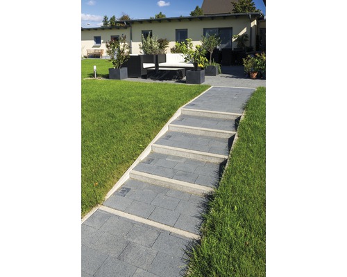 Treppe aus Pflastersteinen im Garten