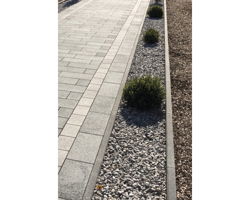 Gepflasterter Weg mit Randsteinen, Kies und Bepflanzung