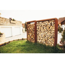 Deux étagères à bois remplies de bois de chauffage dans le jardin