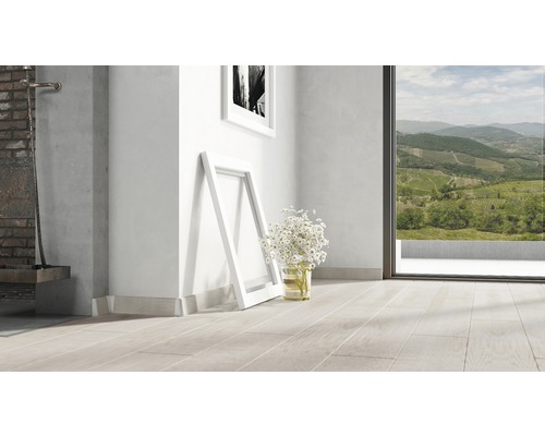 Pièce lumineuse avec parquet, fenêtre, vase avec fleurs et cadres photo