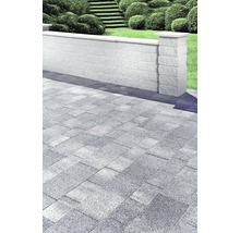 Aménagement de jardin avec mur, piliers et pavés