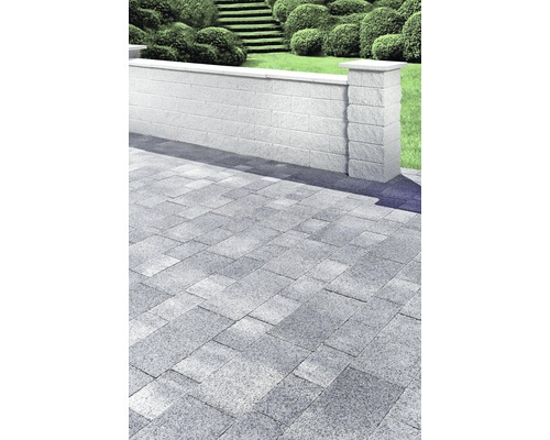 Aménagement de jardin avec mur, piliers et pavés