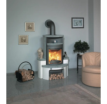 Salon avec poêle à bois, bois de chauffage et fauteuil