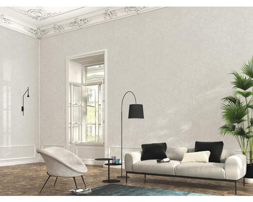 Wohnzimmer mit Sofa, Sessel und Dekorationen in einem hellen, geräumigen Design