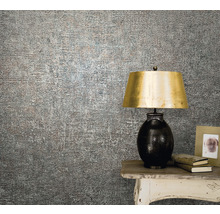 Raumansicht mit gemusterter Tapete, Tisch und Lampe