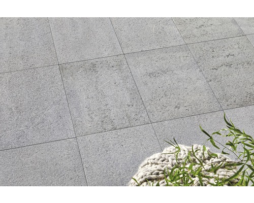 Verlegte Bodenfliesen mit Pflanzen und Dekoration