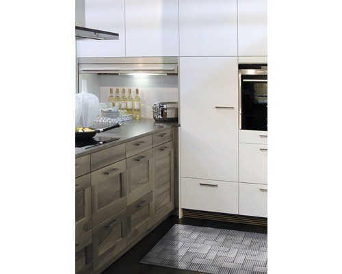 Cuisine moderne avec armoires en bois blanc et clair et un plan de travail gris