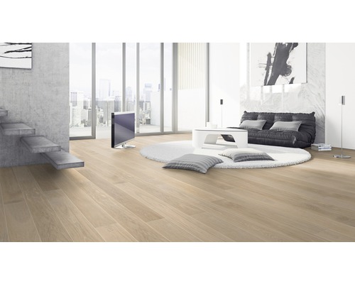 Heller Wohnraum mit Holzboden, Sofa, Tisch und Fernseher