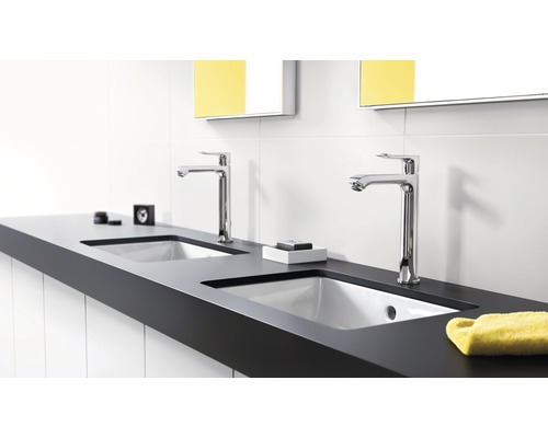 Badezimmer mit Waschtisch, zwei Waschbecken und zwei Armaturen