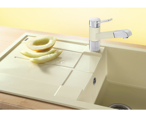 Spültischarmatur neben Spüle mit Melone