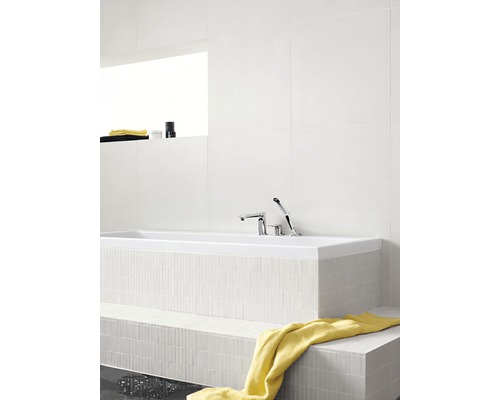 Salle de bain avec baignoire, robinetterie et serviette
