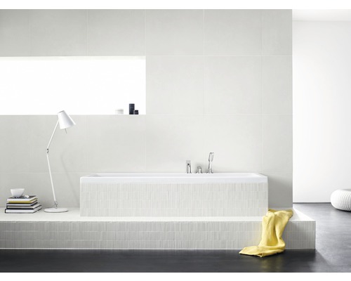 Salle de bains avec baignoire, carrelage et étagère