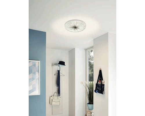 Couloir avec plafonnier et porte-manteau