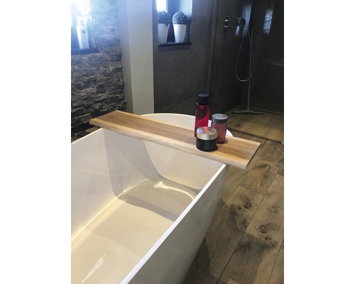 Badezimmer mit Badewanne und Ablagebrett für Badezusätze