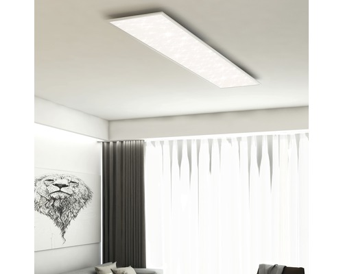 Rechteckige Deckenleuchte aus Paneelen in einem hellen Wohnzimmer