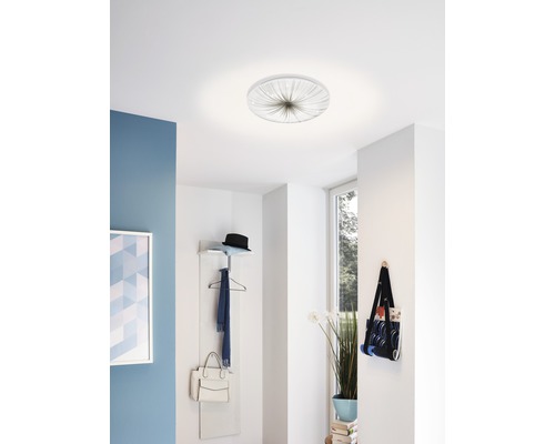 Plafonnier dans le couloir avec porte-manteau et fenêtre.