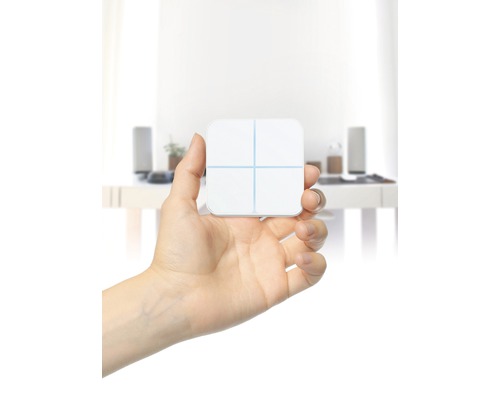 Eine Hand hält einen quadratischen Smart Home Schalter