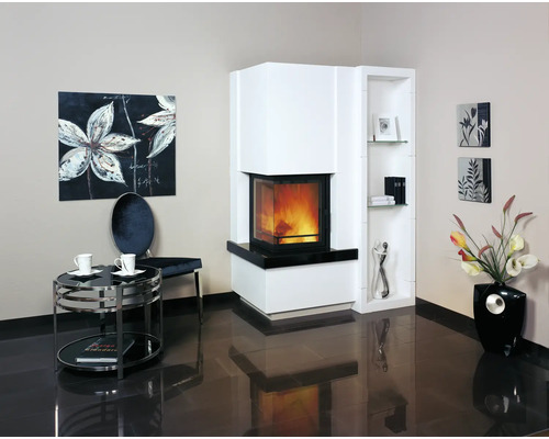 Wohnzimmer mit Kaminofen, Beistelltisch, Stuhl und Dekoration