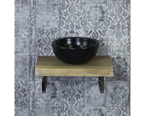 Vasque noire à poser sur étagère en bois avec carrelage mural dans une salle de bains