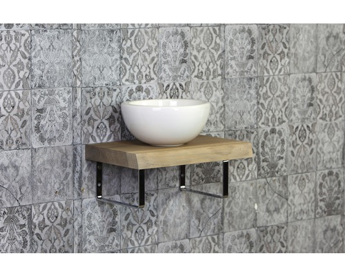 Lavabo sur étagère en bois avec support en métal devant un mur à motifs