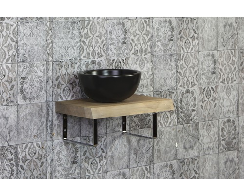 Lavabo sur étagère en bois avec support métallique devant un mur à motifs