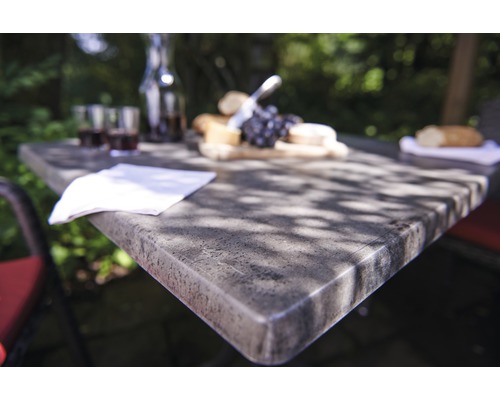 Szene mit einem Tisch, auf dem sich Getränke und Speisen befinden