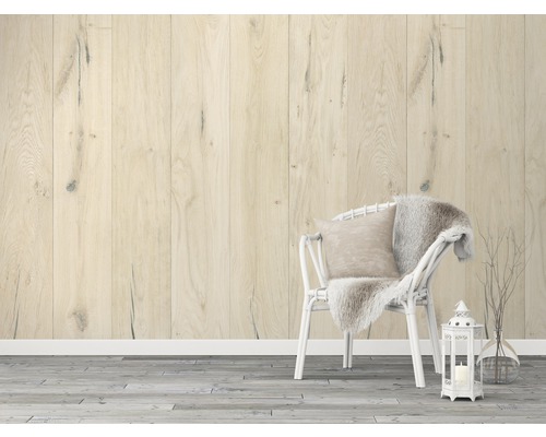 Holzpaneelwand und Holzfußboden mit Stuhl, Kissen, Fell und Dekoration