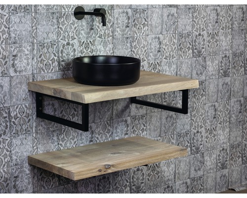 Salle de bains avec meuble-lavabo, vasque à poser noire, deux étagères en bois et robinetterie devant un mur à motifs