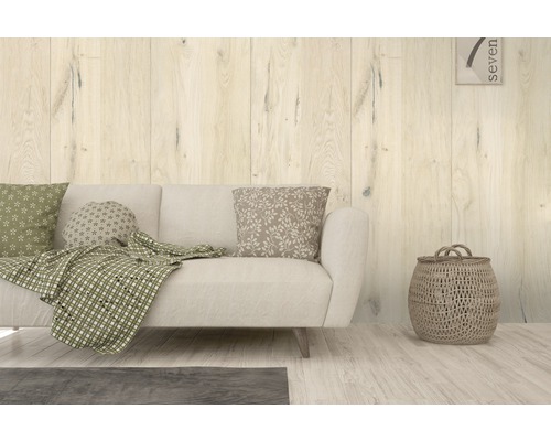 Wohnzimmer mit Sofa, Kissen, Decke und Holzverkleidung