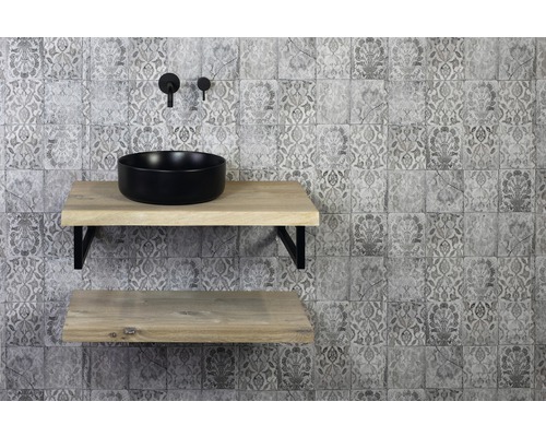 Salle de bains moderne avec lavabo, étagères et carreaux à motifs