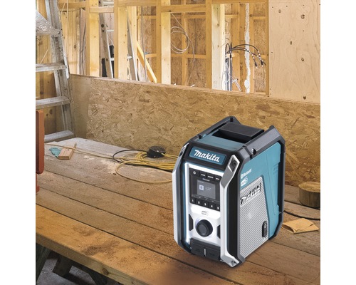 Makita Baustellenradio auf einer Holzoberfläche in einer Baustelle