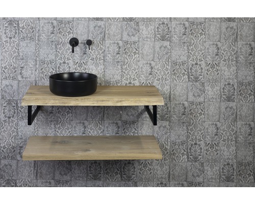 Salle de bains avec lavabo sur étagères en bois et carreaux muraux à motifs