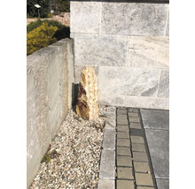 Espace jardin avec pierre décorative, gravier et mur en pierre