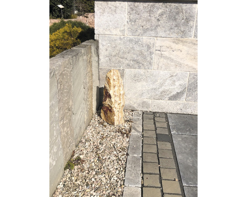 Gartenbereich mit Dekostein, Kies und Steinmauer