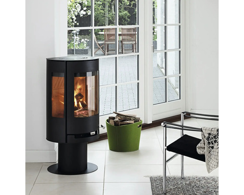 Poêle à bois avec panier à bois dans une pièce lumineuse