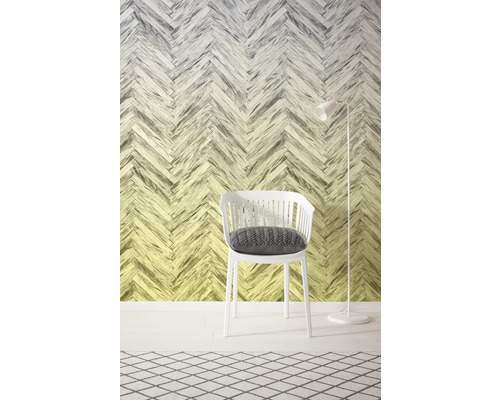 Intérieur décoratif avec une chaise blanche et un lampadaire devant un mur à chevrons