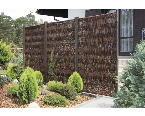 Dekorative Weidenzaun-Sichtschutzwand im Garten
