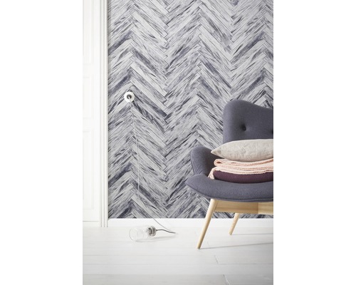 Intérieur avec papier peint à chevrons et fauteuil