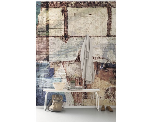 Intérieur décoratif avec un papier peint mural de style maçonnerie, un banc blanc, une veste, un panier et un sac à dos.