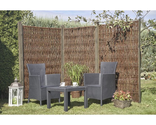 Sichtschutzwand aus Weide mit Gartensitzgruppe auf Rasen