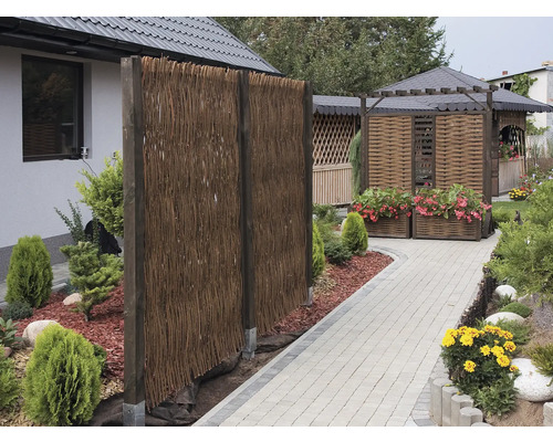 Gartenszene mit Sichtschutzzaun und Pavillon