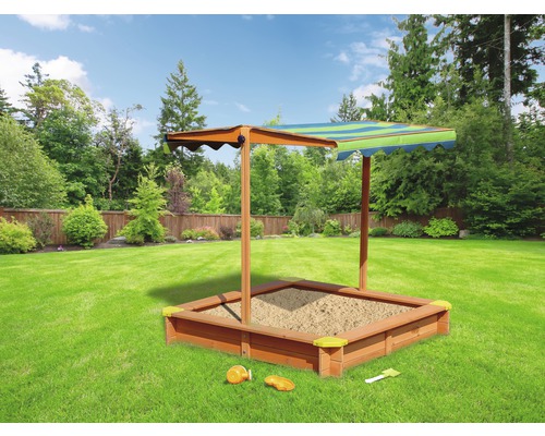 Sandkasten mit Sonnenschutzdach und Spielzeug im Garten