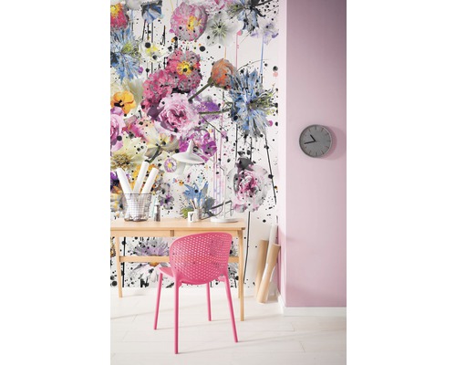 Espace de travail décoratif avec papier peint floral, bureau et chaise