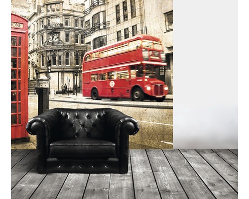 Kunststoffpaneel Element 3D Optik London Bus 2600 x 375 x 8 mm Wohnraum mit schwarzem Ledersessel und Fototapete mit London Motiv