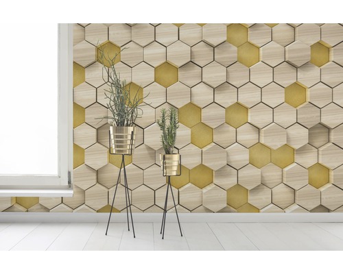 Pièce avec panneaux muraux en forme d''hexagone et plantes en pots dorés.