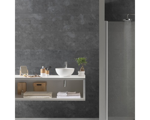 Modernes Badezimmer mit Waschtisch, Aufsatzwaschbecken und Dusche.