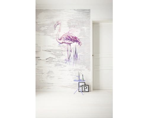 Szene mit einer Wandtapete mit Flamingomotiv, einem kleinen Beistelltisch und zwei gerahmten Bildern in einem hellen Raum.